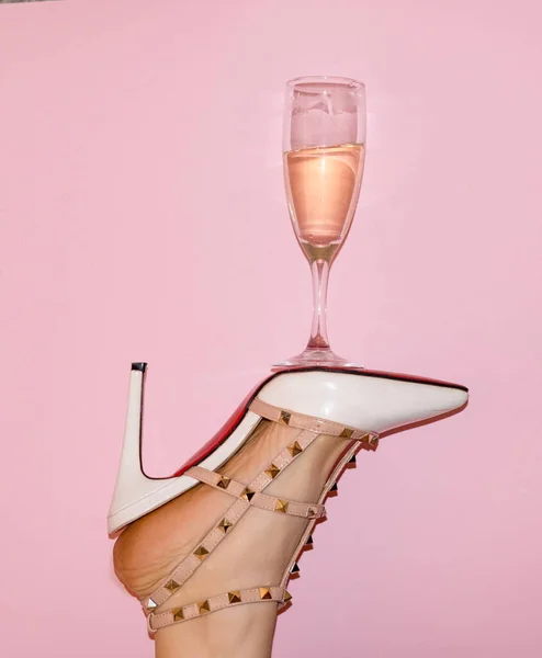 Creative Photo Woman Foot White Shoes Glass Champagne Shoe Pink — Stock Photo, Image