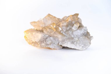 Jeolojik koleksiyondaki doğal bir mineralin yakın plan örneği beyaz arka planda izole edilmiş cilalanmamış kaya kristalidir.