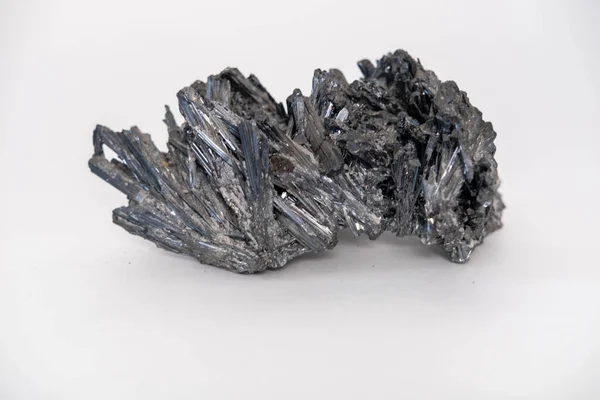 Minerální Krystaly Přírodního Antimonitu Izolováno Bílém Pozadí — Stock fotografie