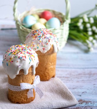 Paskalya pastası, arka planda porselen bir tavşan, beyaz bir masanın üzerinde. Seçici odaklanma. Metin için yeri kopyala