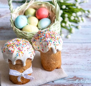 Paskalya pastası, arka planda porselen bir tavşan, beyaz bir masanın üzerinde. Seçici odaklanma. Metin için yeri kopyala