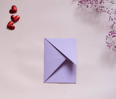 Diy konsepti. Beşinci adım. Adım adım fotoğraf talimatları. Sevgililer Günü için içinde çiçek olan bir kartpostal.