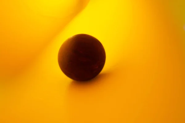 Творче Великоднє Фото Фіолетове Яйце Жовтому Тлі Простір Тексту — стокове фото