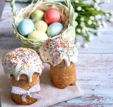 Paskalya pastası, arka planda porselen bir tavşan, beyaz bir masanın üzerinde. Seçici odaklanma. Metin için yeri kopyala