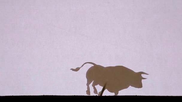 Bábszínház Árnyék Színház. Egy bika legel a réten, és egy tigris közeledik hátulról. A bika elfut, a tigris marad.
