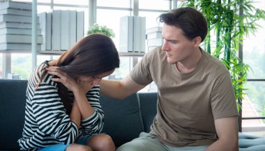 Depresyon kavramı ve teşvik. Bir kadın ya da kız arkadaş endişe, üzüntü, ağlama durumundadır. Muhtemelen depresyon belirtilerinden dolayı. Bir erkek ya da erkek arkadaş bir kadını rahatlatır ve cesaretlendirir..