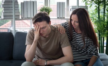 Yakışıklı bir delikanlının yüzünde endişeli, endişeli ve sıkılmış bir ifade vardı. Depresyondan kaynaklanıyor olabilir. Teselli ol. Sevgilinden ya da sevgilinden sarıl, yakın destek al..