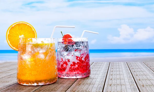 Помаранчевий Сік Прозорому Склі Кубиками Льоду Mocktail Strawberry Soda Змішують — стокове фото