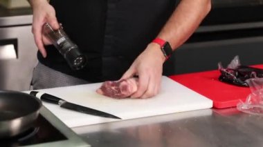 Şef mutfakta sebzeli et hazırlıyor.