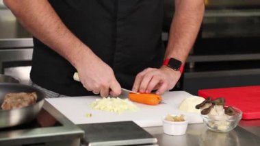Şef mutfak masasında yemek hazırlıyor.