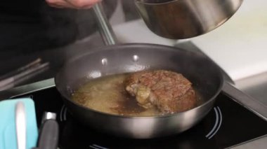 Şef mutfakta yemek pişiriyor.