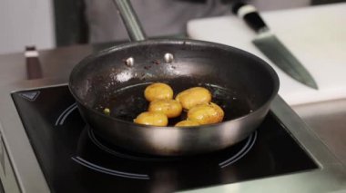 Tavada kızarmış patates pişirmek.