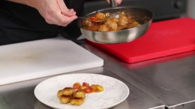 Bir restoranda yemek Şef