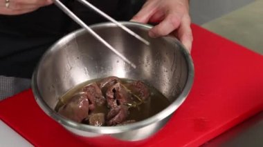 Şef tencerede yemek yapıyor.