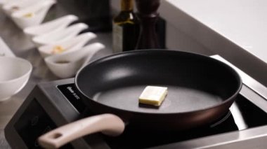 Mutfakta yemek yapmak.