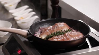 Şef 'in ellerinin pişirme işlemi