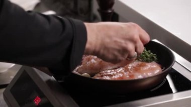 Şef mutfakta et pişiriyor.