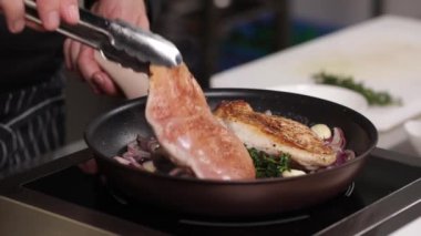 Şef restoranda yemek hazırlıyor.