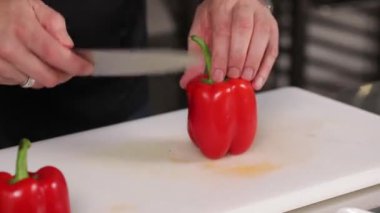 Sebze doğrayan bir adama yaklaş.