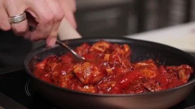 Yemek pişirme. Lezzetli yemek.