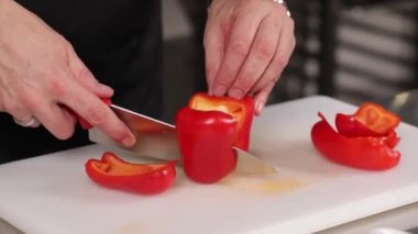 Şef doğrama tahtasıyla sebze doğruyor.