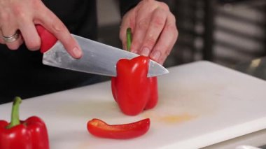 Şef doğrama tahtasıyla sebze doğruyor.