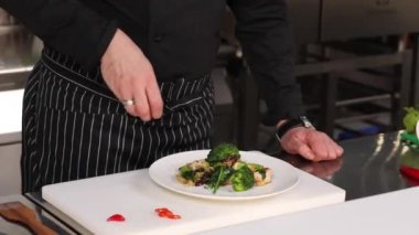 Şef restoranda yemek hazırlıyor.