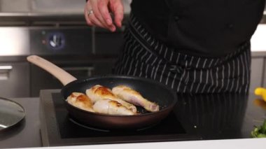 Şef mutfakta yemek pişiriyor.