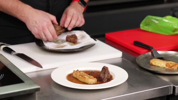 Koch Bereitet Essen Auf Einem Teller — Stockvideo