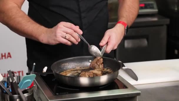 Koch Bereitet Essen Der Küche — Stockvideo