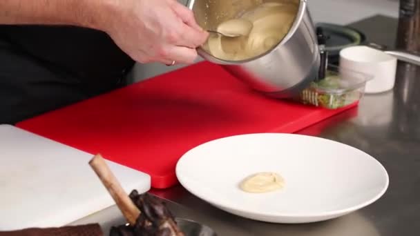 Een Close Shot Van Een Chef Die Een Kopje Thee — Stockvideo