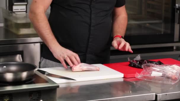 Şef Mutfakta Yemek Hazırlıyor — Stok video