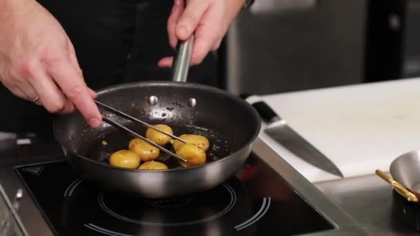 부엌에서 요리하는 요리사 — 비디오