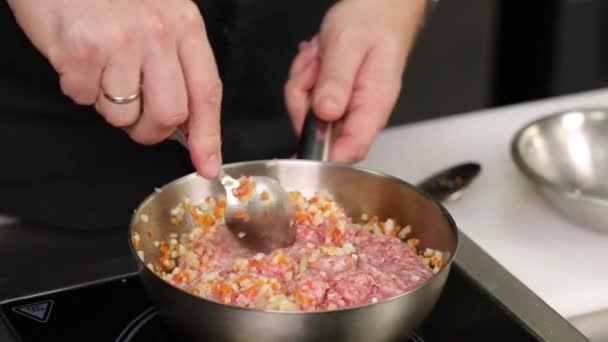 Kuchař Vaří Kuchyni — Stock video