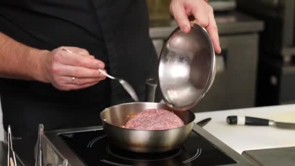 Szef Kuchni Przygotowuje Jedzenie Kuchni — Wideo stockowe