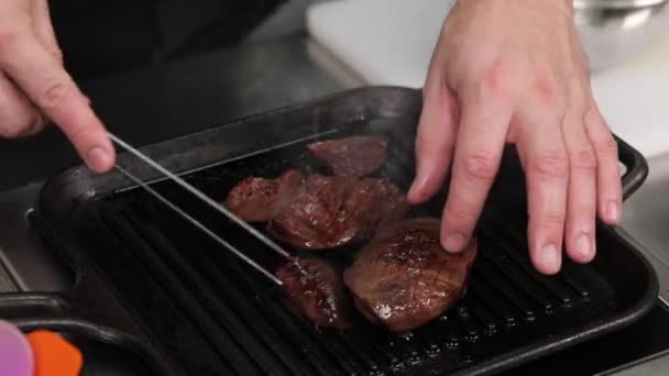 Szakács Főzés Egy Barbecue Grill — Stock videók