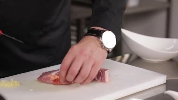Chef Cortando Carne Crua Com Faca Garfo — Vídeo de Stock