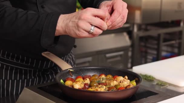 Şef Mutfakta Yemek Pişiriyor — Stok video