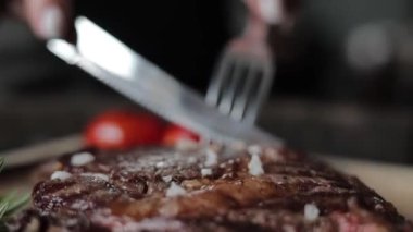 Lezzetli ızgara etin yakın görüntüsü