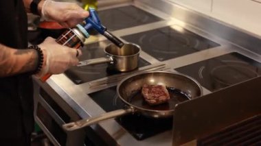 Şef mutfakta yemek hazırlıyor.