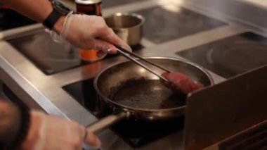 Şef mutfakta yemek hazırlıyor.