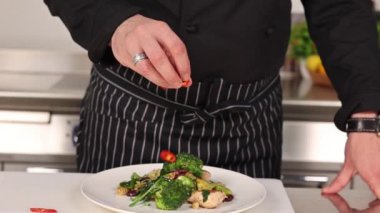 Şef mutfakta yemek hazırlıyor.