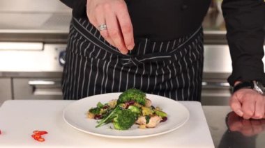 Şef mutfakta yemek hazırlıyor.