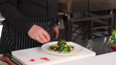 Şef mutfakta yemek hazırlıyor.