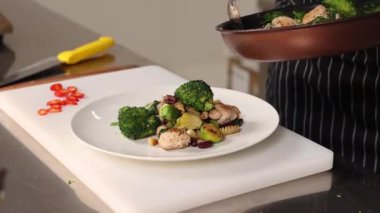 Şef mutfakta yemek hazırlıyor.