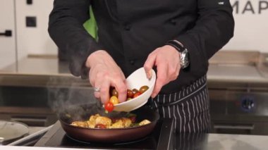 Şef mutfakta yemek hazırlıyor.