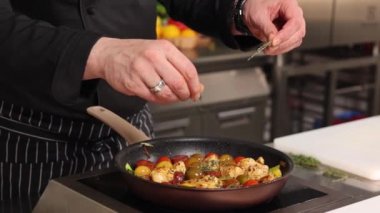 Şef mutfakta yemek hazırlıyor.