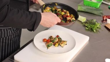 Şef mutfakta yemek hazırlıyor.