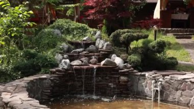 bahçedeki küçük şelale