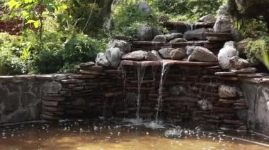 bahçedeki küçük şelale